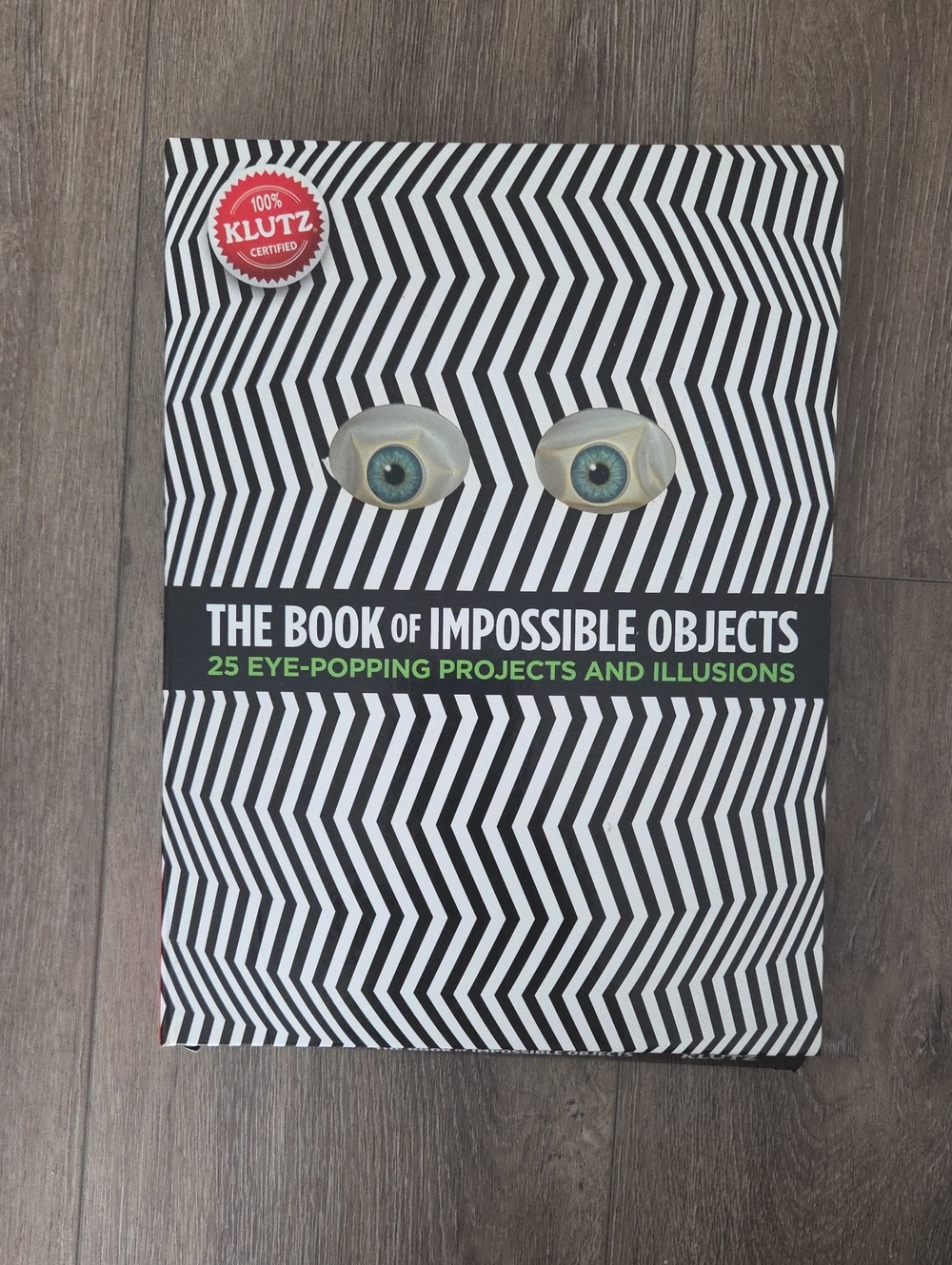 The Book of Impossible Objects – Black & White Illusion Book